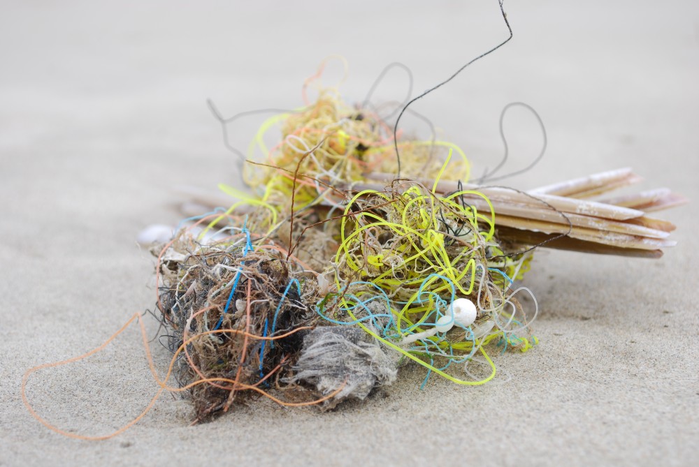 Zwerfvuil op het strand